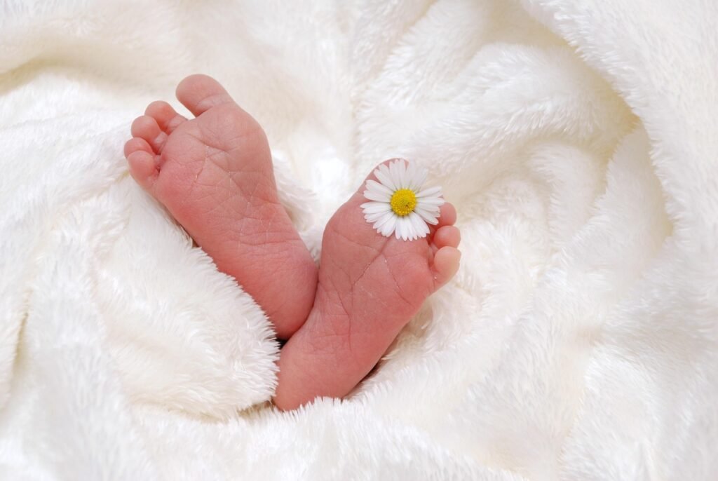 Newborn baby feet on a blanket – registration of birth abroad