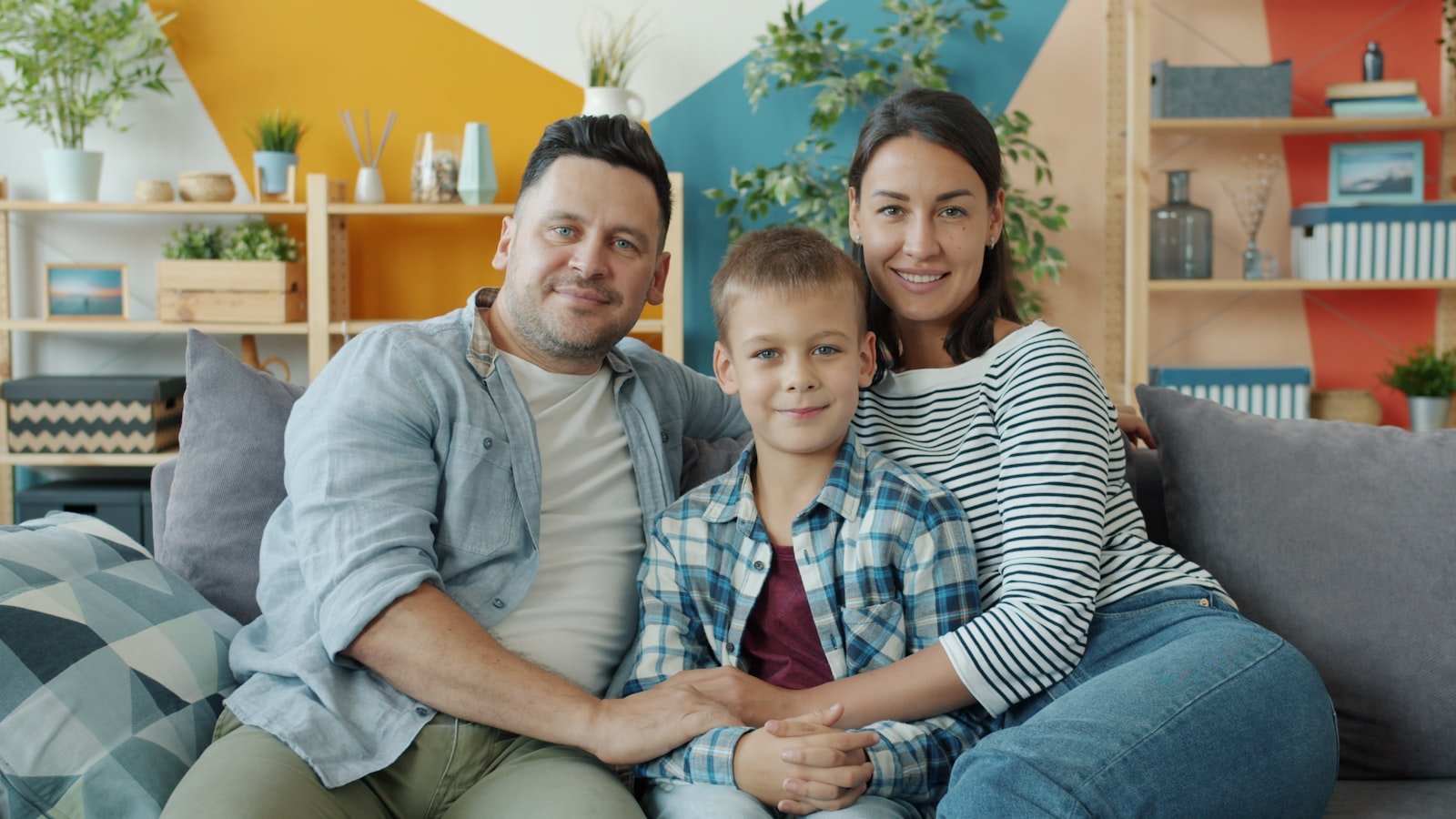 Happy family on a couch – EU citizen's family reunification